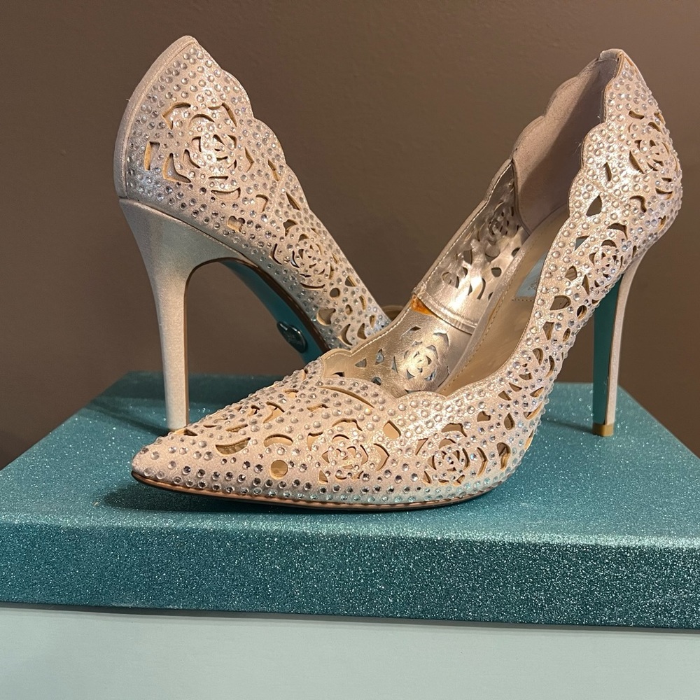 BLUE BY BETSEY JOHNSON: Silver Elsa Shoe Size 8.5 NWT